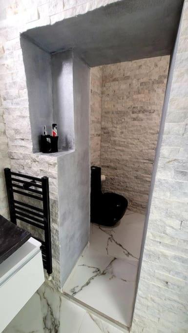 Modern Studio At Unirii Бухарест Экстерьер фото