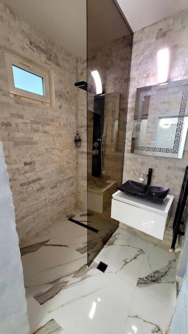 Modern Studio At Unirii Бухарест Экстерьер фото